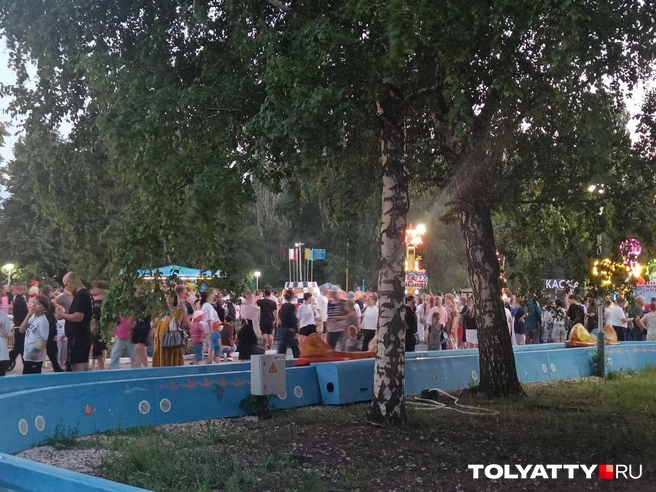 Такой толпы парк не видел много лет | Источник: Юлия Дроглева / tolyatty.ru