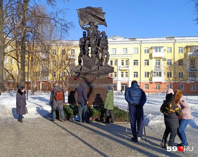 У памятника участникам спецоперации в сквере у Дома чекистов сегодня много пермяков | Источник: Юлия Рожкова 