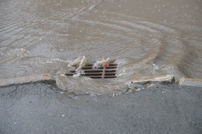 На Химмаше река горячей воды затопила улицу