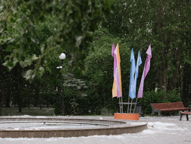 Водоём в городском сквере на несколько дней стал белым зеркалом | Источник: Ирина Шарова / 72.RU