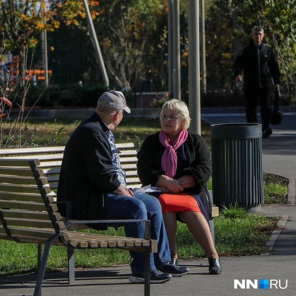 В парке гуляет много людей | Источник: Наталья Бурухина / NN.RU