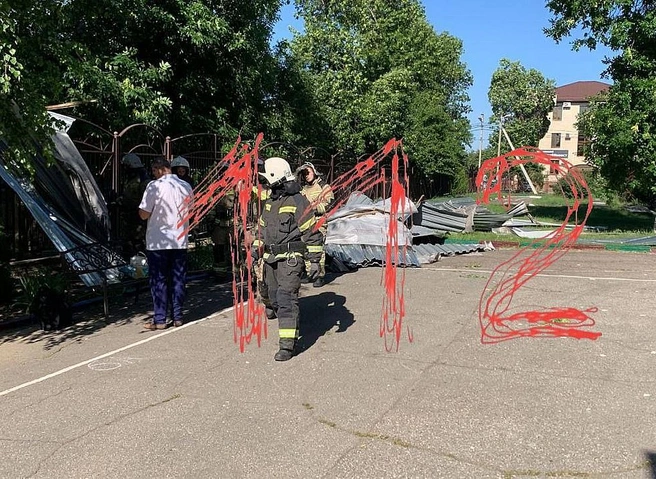 В Краснодаре 11 детей пострадали из-за сорванной ветром крыши школы | ya62.ru