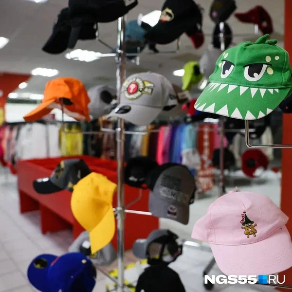 Яркие десткие бейсболки | Источник: Евгений Софийчук / NGS55.RU