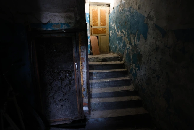 Первый этаж полностью заброшен, там никто не живет | Источник: Евгений Софийчук / NGS55.RU