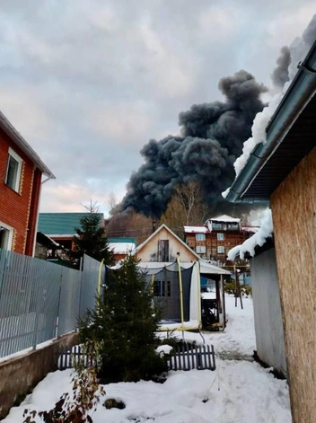 По данным МЧС, горит производственно-складское здание | Источник: АСТ-54