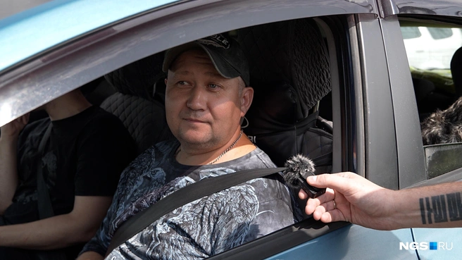 Автовладелец Виктор впервые попал в небольшую очередь на АЗС&nbsp;— 12 машин | Источник: Антон Дигаев / NGS.RU