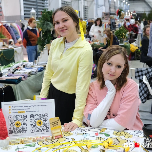 Девушки продают продукцию пчеловодства | Источник: Тимофей Калмаков / 59.RU