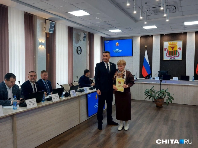 Казакову поблагодарили за многолетнюю работу и вручили грамоту | Источник: Наталья Володькина / CHITA.RU