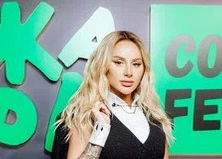 «Могу и сковородкой бахнуть»: Анна Дзюба встретилась с новой солисткой группы Artik&Asti