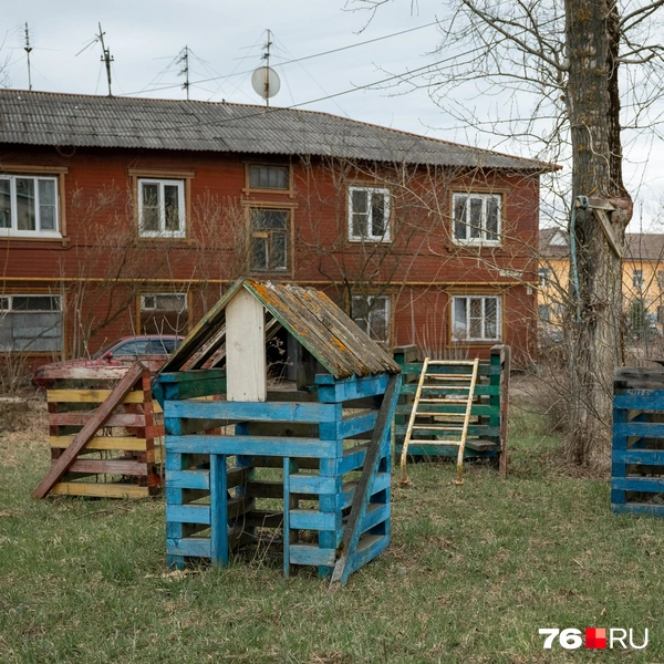 Детские площадки разрушаются вместе с домами | Источник: Александр Куренной / 76.RU