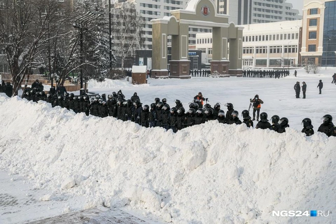 Снежно-оборонительная баррикада на митинге в Красноярске | Источник: Артём Ленц / NGS24.RU