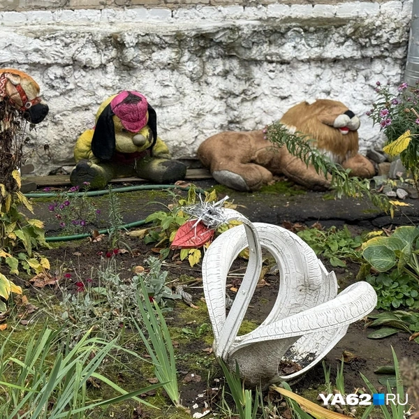 Рядом с мягкими игрушками соседствуют цветы и самодельные лебеди | Источник: Сергей Петунин / YA62.RU
