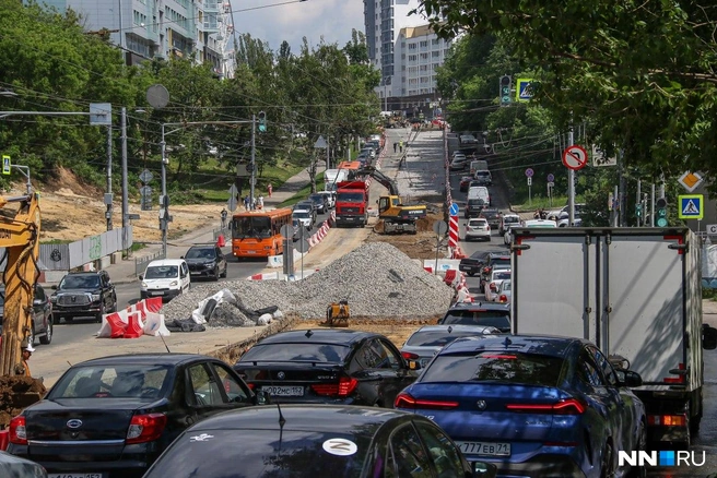 Главная драма для водителей развернулась во время перекрытия оживленной улицы Белинского. На время замены трамвайных путей власти даже хотели полностью закрыть участок дороги, но, к счастью, передумали. Несколько месяцев по Белинке было сложно как пройти, так и проехать | Источник: Наталья Бурухина / NN.RU
