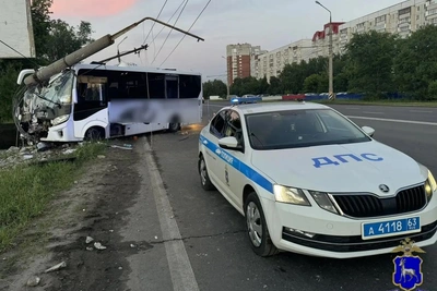 Микроавтобус врезался в столб в Тольятти из-за плохого самочувствия водителя