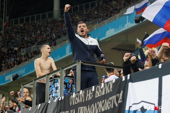 Вот так болеют за Россию в Волгограде | Источник: Алексей Волхонский / V1.RU