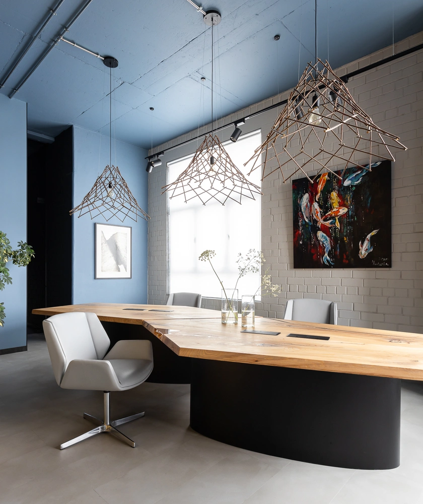 Cтолы сделаны на заказ в компании A2 Luxedge. Картины Саши Киреевой и Виктории Питиримовой. Споты, Maytoni. Кресла, Unital. Пол — кварц-виниловая плитка под бетон. | Источник: Елизавета Гуровская