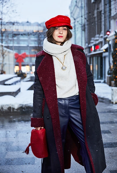 Дубленка и штаны LittleDrama by N&C; свитер и кепи Zara; сумка Bottega Giotti; подвеска Versace vintage (собственность автора)