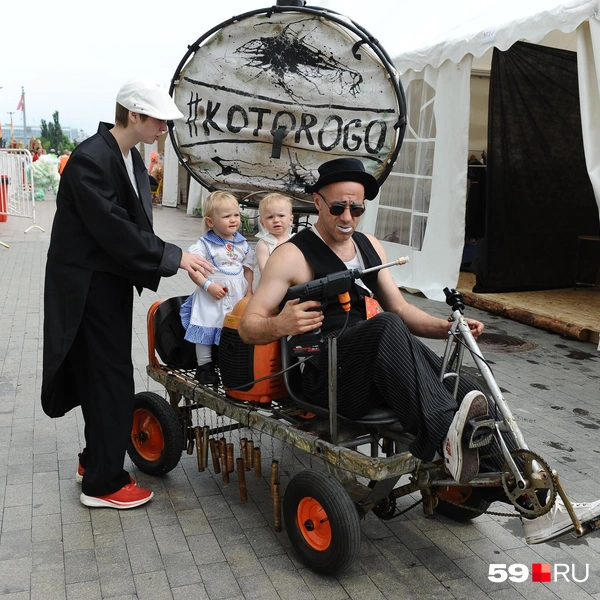 Двойняшки, которым чуть больше года, приехали на фестиваль вместе с родителями | Источник: Ирина Тропина / 59.RU