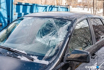 «Сразу насмерть». Читинка показала в видео огромные сосульки на домах | Источник: Олег Федоров / CHITA.RU