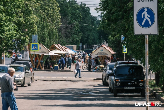 Уличная торговля идет полным ходом | Источник: Булат Салихов / UFA1.RU