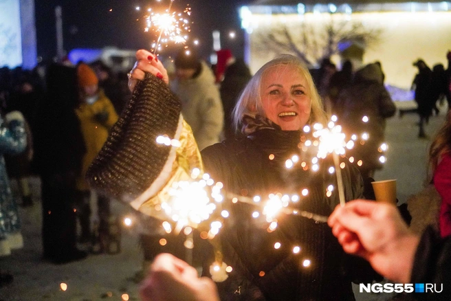Людям рекомендуют избегать шумных корпоративов и гуляний в преддверии Нового года | Источник: Евгений Софийчук / NGS55.RU