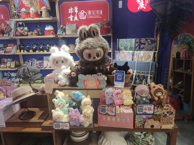 В Китае и сегодня популярны игрушки Лабубу. На первом фото&nbsp;они, вероятно, поддельные, на втором&nbsp;— официальные выставочные образцы. Купить их не так просто&nbsp;— придется идти в онлайн-магазин, где их быстро разбирают | Источник: Евгений Данилов