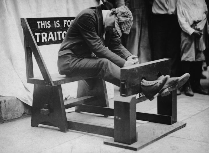 Старомодный стул возрождается в Цинциннати как наказания за «непатриотические высказывания или поведение, неподобающее американскому гражданину по отношению к призыву», около 1915 года.