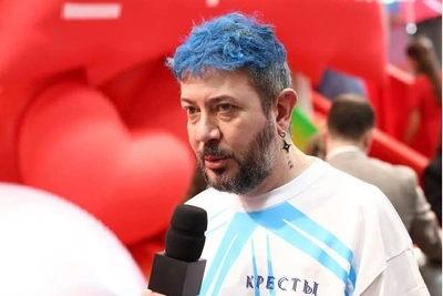 «На нас напал бешеный синеволосый дед»: зумеры объявили войну Артемию Лебедеву