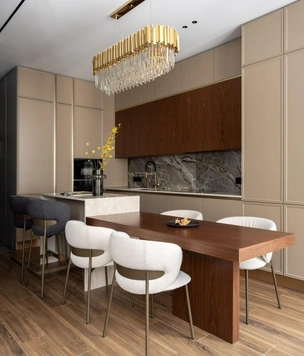 Молдинги и золото: квартира 74,5 м² в Санкт-Петербурге для молодой семьи