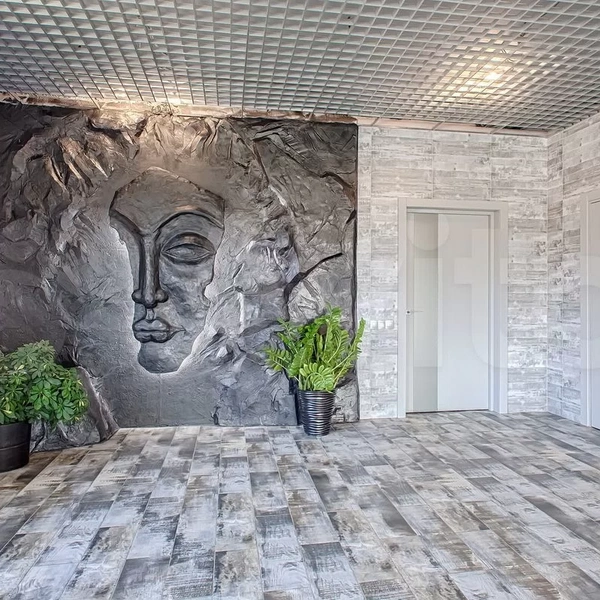 Стены и пол непривычно пестрые, но их как будто не замечаешь - все внимание привлекает панно на одной из стен | Источник: Avito.ru