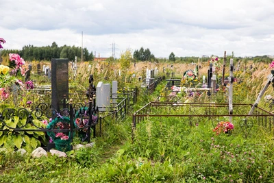 На кладбище в Волгограде мужчина напоролся на штырь оградки