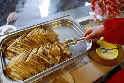 Владивостокцев угостят бесплатными блинами с крабом и мандарином