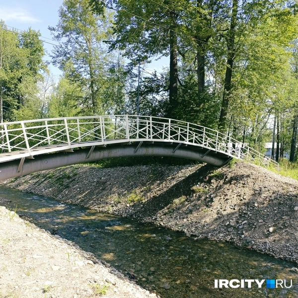 Сложно поверить, что речушка Харлахта в этом месте была способна выйти из берегов и затопить все вокруг. Но во время паводка так и было | Источник: Даниил Конин / «ИрСити»