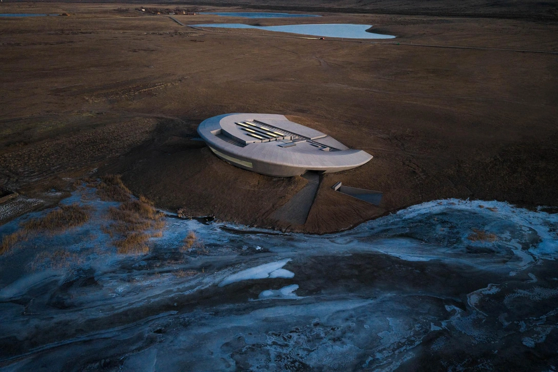 НЛО приземлился на севере Китая: галерея-«летающая тарелка» от Buro Ziyu Zhuang | Источник: Шенлянь Су