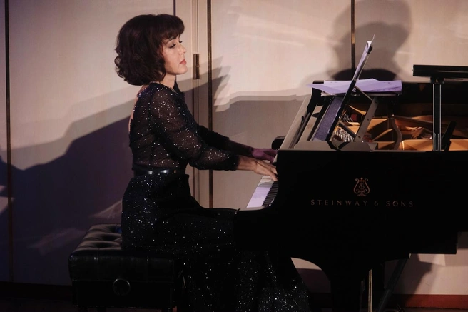 Гульназ Гарипова на концертах аккомпанирует на фортепиано | Источник: Пермская краевая филармония / Vk.com