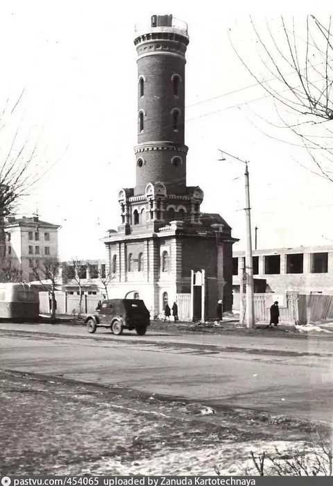 Пожарная каланча в 1960-е. На заднем плане строится Главпочтамт  | Источник: Николай Белов / Pastvu.com