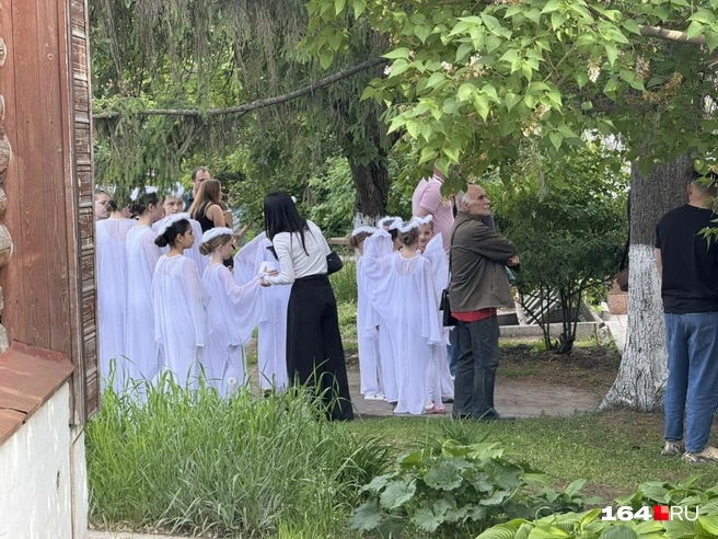 У усадьбы Чернышевского собрались дети на театрализованное представление | Источник: Сергей Петунин / 164.RU