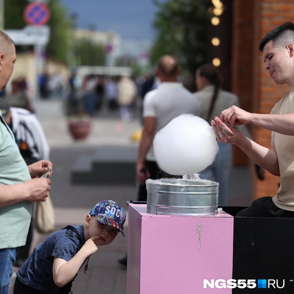 Сладкую вату желаете?  | Источник: Евгений Софийчук / NGS55.RU 