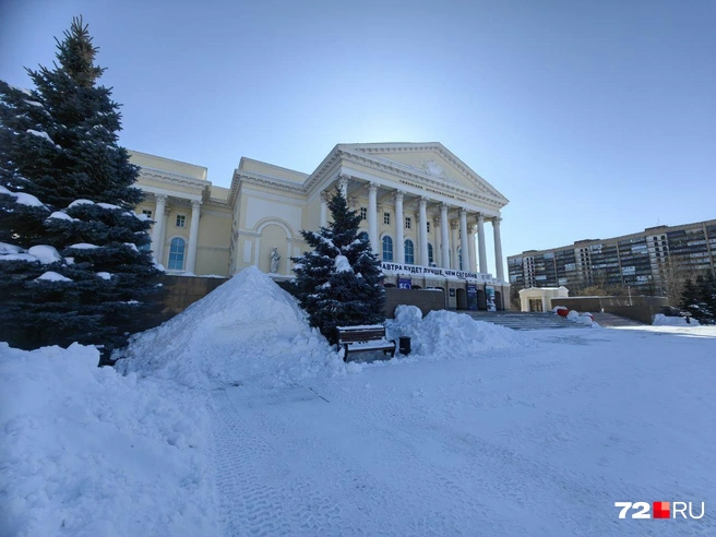 Здесь техника намела такой огромный сугроб, высотой с крыльцо  | Источник: Павел Красоткин / 72.RU