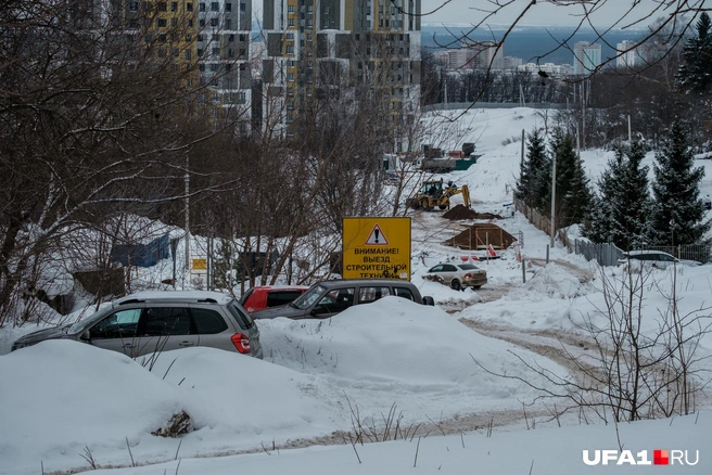 Несколько машин здесь знатно буксовали | Источник: Булат Салихов / UFA1.RU