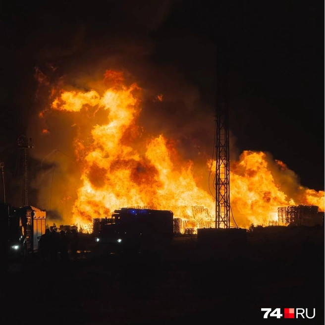Такое пламя было видно издалека | Источник: читатель 74.RU