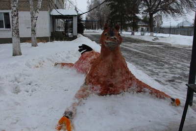 Символ 2026 года из снега создали в самарских колониях