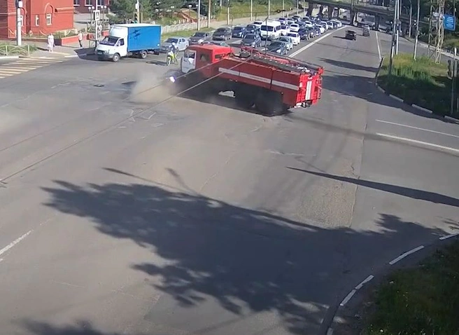 Опубликовано видео столкновения пожарной машины и иномарки на улице Циолковского | ya62.ru