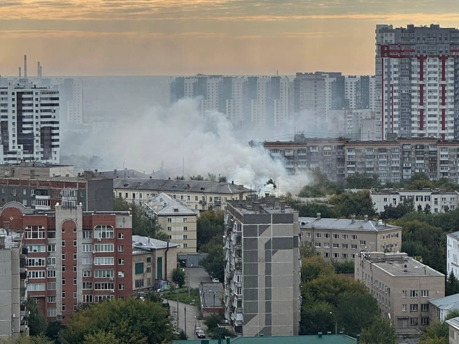 Дым было хорошо видно с разных ракурсов в центре | Источник: читатель 74.RU