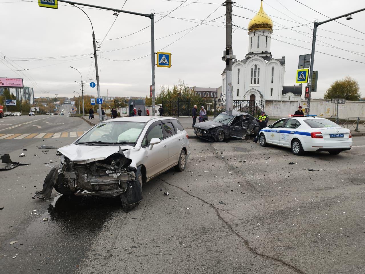 21-летнего водителя BMW увезли в больницу после ДТП на Ватутина в  Новосибирске 1 октября 2022 года - 1 октября 2022 - НГС.ру