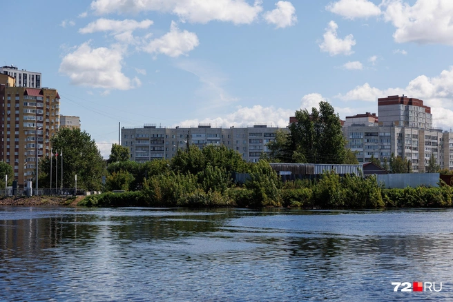 В воде оказались дороги, низины, прибрежные территории и участки возле домов | Источник: Ирина Шарова / 72.RU