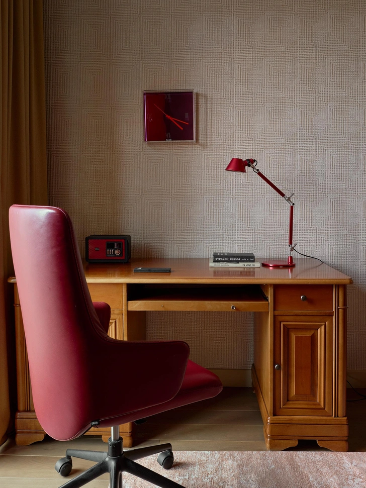 Кресло, Stressless. Часы, Kartell. Светильник, Vitra. Шторы из ткани Dessange. | Источник: Ник Руденко. Стиль: Людмила Кришталева, Елена Середа 