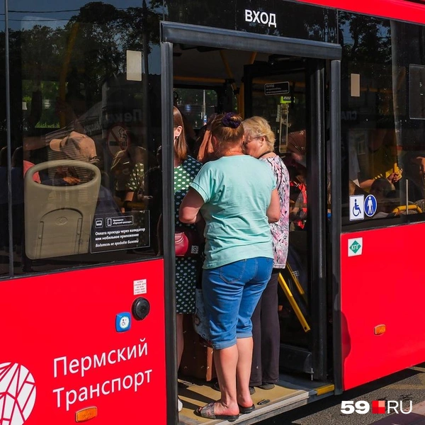 Толпа в автобусе № 50. А дверь-то закроется? | Источник: Тимофей Калмаков / 59.RU