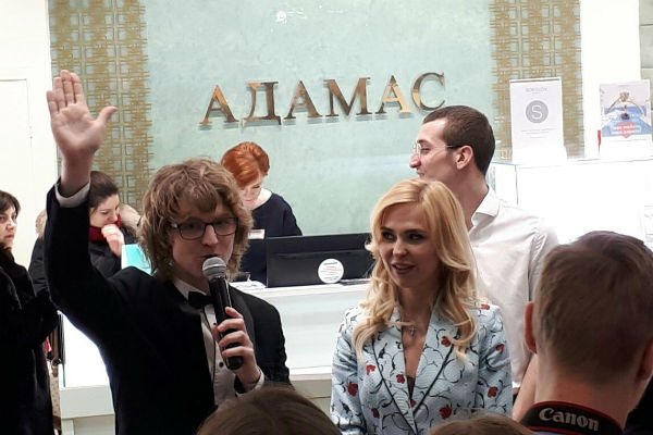 Встреча Пелагеи с поклонниками была организована брендом «Адамас», лицом которого стала артистка