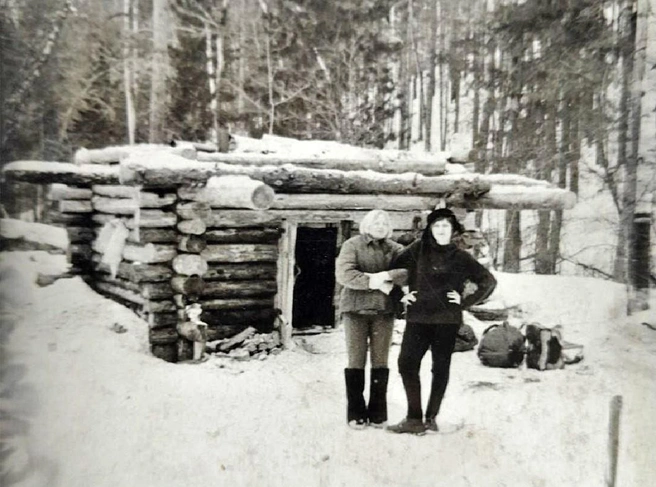 Изба «Рудневка» на стадии строительства, 1972 г. | Источник: Н. А. Вереина